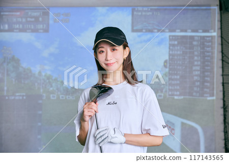 一名女子在室內高爾夫練習場練習 117143565