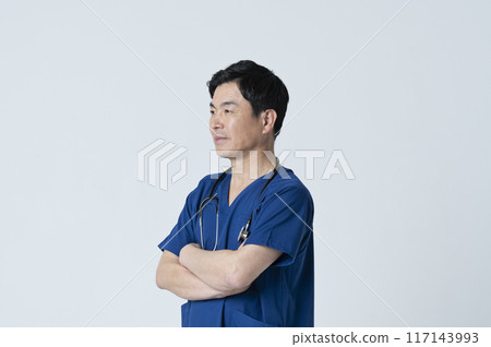 50多歲的醫護人員交叉雙臂 50多歲的醫護人員交叉雙臂 117143993