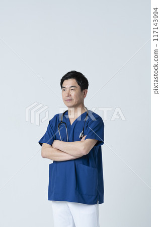 50多歲的醫護人員交叉雙臂 117143994