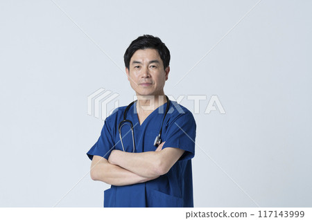 A medical worker in his 50s with his arms folded 117143999