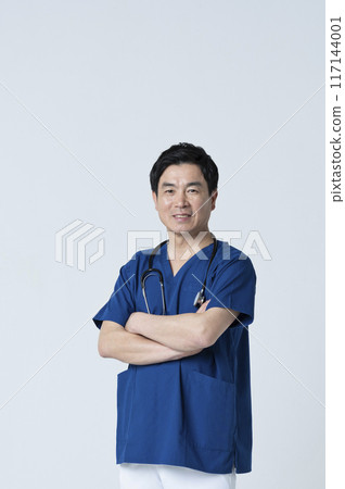 A medical worker in his 50s with his arms folded 117144001
