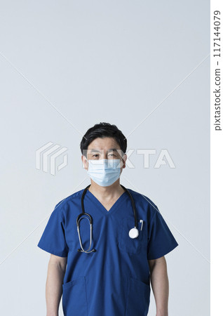 A medical worker in his 50s wearing a mask 117144079