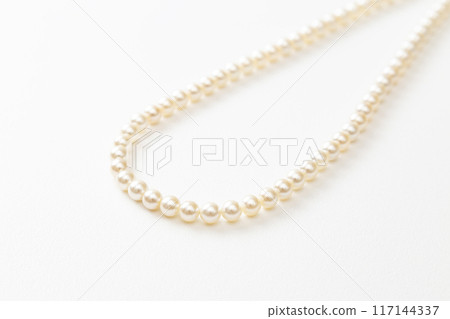 白色背景上的珍珠項鍊 117144337