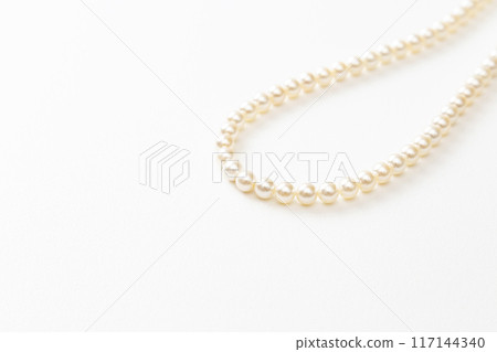 白色背景上的珍珠項鍊 白色背景上的珍珠項鍊 117144340