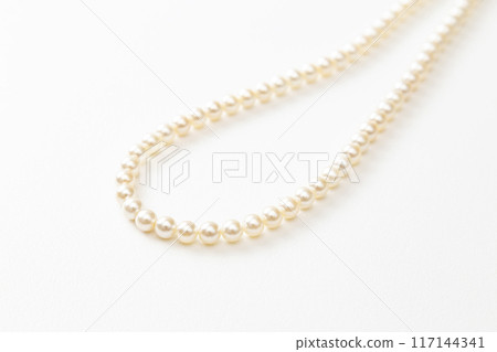 白色背景上的珍珠項鍊 117144341