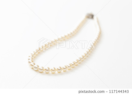 白色背景上的珍珠項鍊 117144343