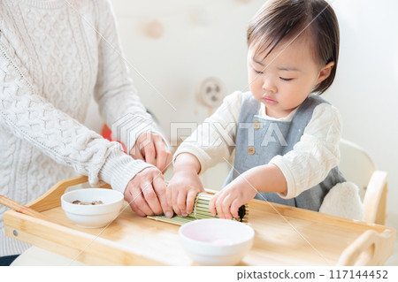 嬰兒(1 歲)和媽媽一起製作壽司卷 - Ehomaki 嬰兒(1 歲)和媽媽一起製作壽司卷 - Ehomaki 117144452