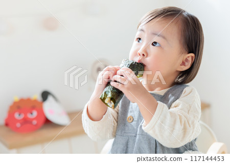吃壽司卷 Ehomaki 的嬰兒 117144453