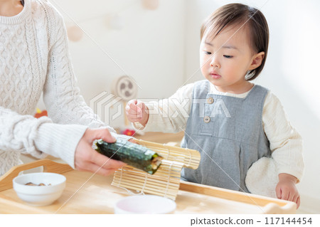 嬰兒(1 歲)和媽媽一起製作壽司卷 - Ehomaki 嬰兒(1 歲)和媽媽一起製作壽司卷 - Ehomaki 117144454