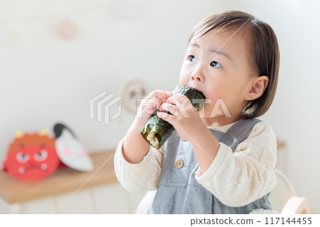 吃壽司卷 Ehomaki 的嬰兒 117144455