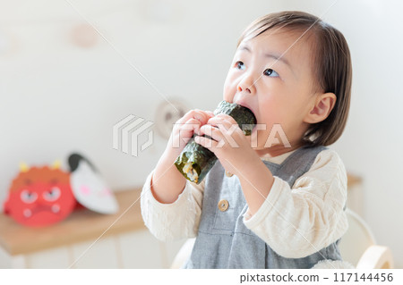 Infants eating sushi rolls - Ehomaki 117144456