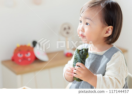 Infants eating sushi rolls - Ehomaki 117144457