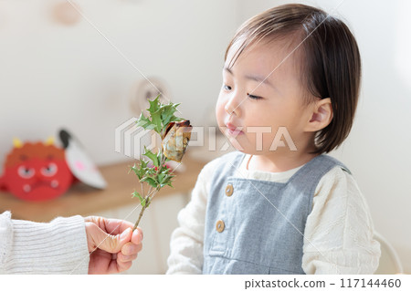 Setsubun events to tell children about: Smelling holly sardines: Infants (1 year old) 117144460