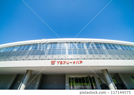 「青森縣」晴朗的天空和YS Arena八戶(長根室內滑冰場) 八戶市 「青森縣」晴朗的天空和YS Arena八戶(長根室內滑冰場) 八戶市 117144575