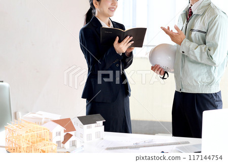 男女辦公室職員在建築模型前討論 117144754