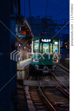 江之島站和江之電的夜晚 117144802
