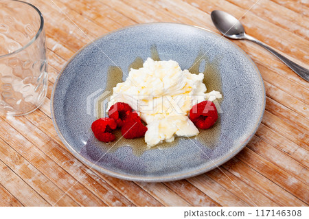 Mato with honey and strawberry - traditional catalan dessert closeup 117146308