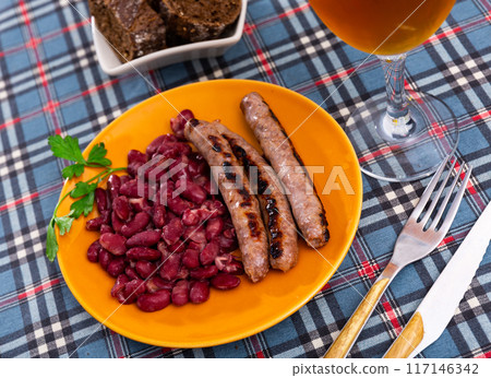 Catalan stewed beans with butifarra sausage 117146342