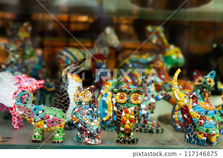 Mosaic figurines in souvenir shop of Barcelona 117146875