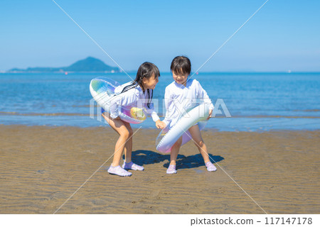 A girl swimming in the sea during summer vacation 117147178