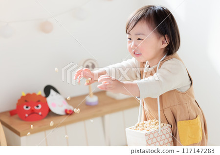 Infant (1 year old) enjoying bean-throwing 117147283