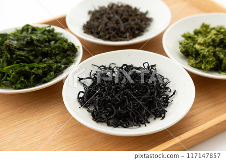 Various dried seaweeds (hijiki, loose nori, kajime, and aosa) 117147857