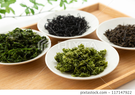 Various dried seaweeds (hijiki, loose nori, kajime, and aosa) 117147922