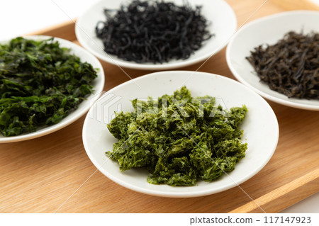 Various dried seaweeds (hijiki, loose nori, kajime, and aosa) 117147923