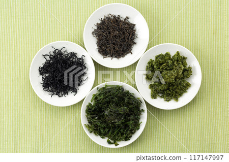 Various dried seaweeds (hijiki, loose nori, kajime, and aosa) Various dried seaweeds (hijiki, loose nori, kajime, and aosa) 117147997
