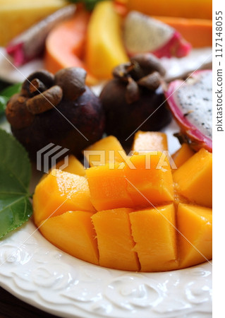 盤子上的熱帶水果(垂直位置) 盤子上的熱帶水果(垂直位置) 117148055