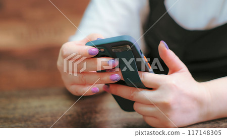 操作智能手機的女人 117148305