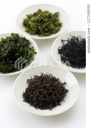 Various dried seaweeds (hijiki, loose nori, kajime, and aosa) 117148502