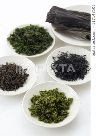 Various dried seaweeds (hijiki, loose nori, kajime, and aosa) 117148503