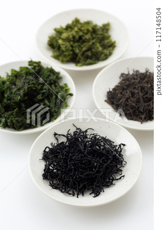 Various dried seaweeds (hijiki, loose nori, kajime, and aosa) 117148504