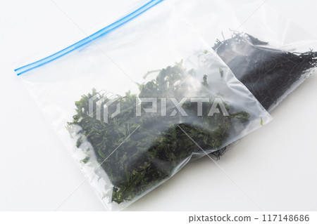 將乾糧存放在自封袋中 117148686