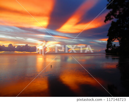 法屬玻里尼西亞莫雷阿島日落西洋鏡風格 117148723