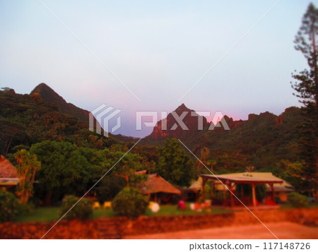 法屬玻里尼西亞,莫雷阿島,夕陽染成的山脈,西洋鏡風格 法屬玻里尼西亞,莫雷阿島,夕陽染成的山脈,西洋鏡風格 117148726