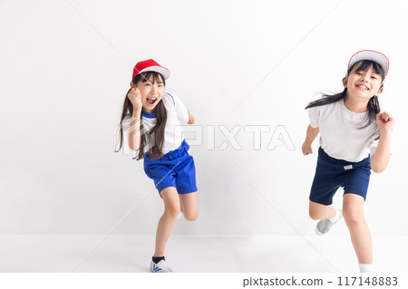 一個孩子開始穿著運動服跑步。 117148883