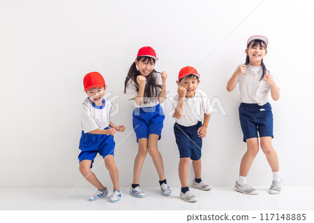 孩子們穿著運動服 孩子們穿著運動服 117148885
