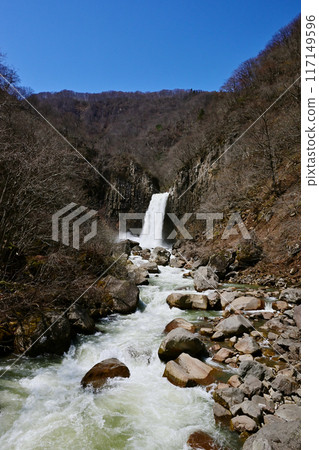 流著融雪的苗名瀑布，新潟縣的旅遊勝地，日本瀑布百選之一，妙高高原自然步道 117149596