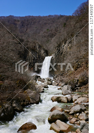 流著融雪的苗名瀑布，新潟縣的旅遊勝地，日本瀑布百選之一，妙高高原自然步道 117149597