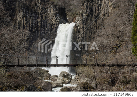 流著融雪的苗名瀑布，新潟縣的旅遊勝地，日本瀑布百選之一，妙高高原自然步道 117149602