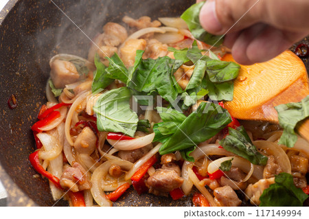 加寶煮飯場景(加入檸檬葉和羅勒,繼續炒) 加寶煮飯場景(加入檸檬葉和羅勒,繼續炒) 117149994