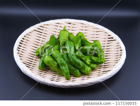 漏勺中的 Shishito 辣椒 117150035