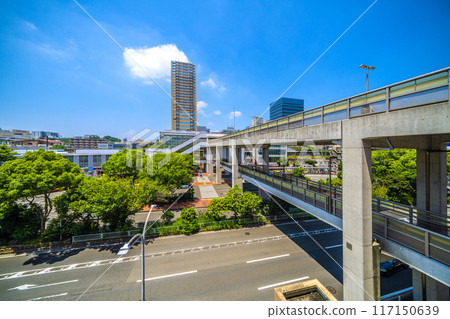 日本橫濱城市景觀，七月。橫濱市戶塚區東戶塚站東口一景。還可以看到西口=22號的塔人 117150639