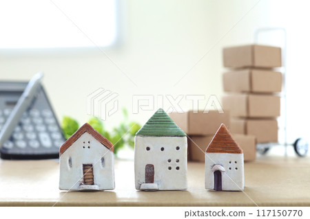 Moving and estimate images using house models and cardboard miniatures Moving and estimate images using house models and cardboard miniatures 117150770