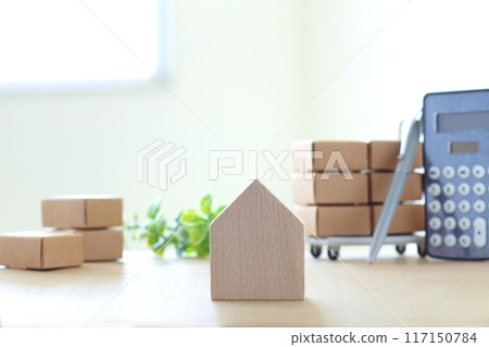 使用房屋模型和紙板微縮模型進行移動和估算的圖像 117150784