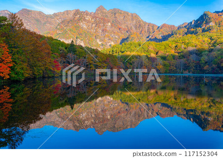 [Autumn material] Autumn Togakushi Plateau Kagamiike [Nagano Prefecture] 117152304