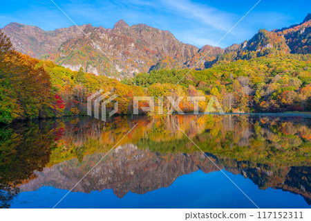 [Autumn material] Autumn Togakushi Plateau Kagamiike [Nagano Prefecture] 117152311