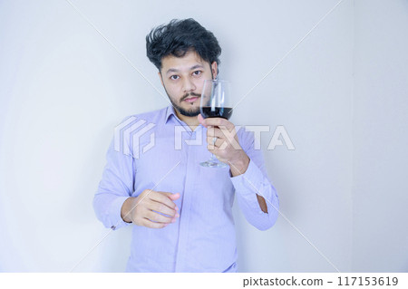 男人享受葡萄酒 117153619